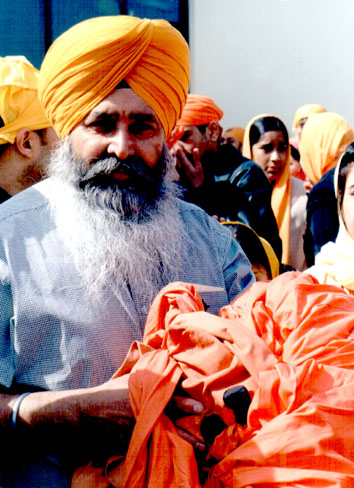 Nishan Sahib Chola