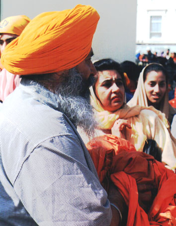 Nishan Sahib Chola